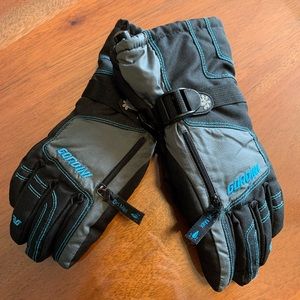 Kid’s snow gloves.